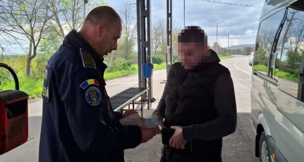 Un cetățean moldovean încercând să intre în România cu un document fals