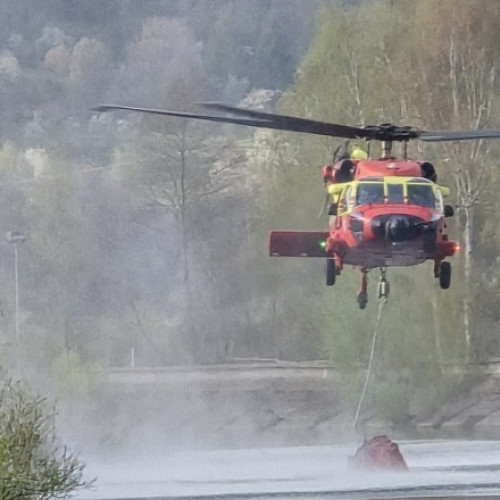 Intervenție cu elicopterul Black Hawk pentru stingerea incendiilor din Argeș