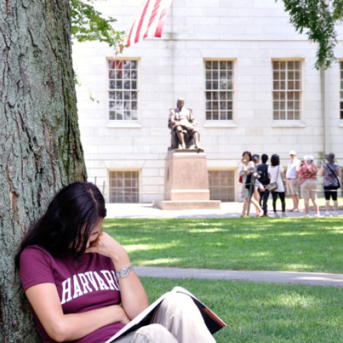 Harvard dă în judecată administrația Trump pentru reducerea finanțării cercetării