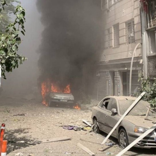 Cinci mașini capcane au fost detonate recent în Teheran, relatează agenția de presă iraniană IRNA. Potrivit sursei, exploziile au avut loc pe străzi situate în apropierea unor instituții guvernamentale. IRNA susține că aceste atacuri ar fi fost efectuate după ce apărarea aeriană iraniană a respins cu succes ultimul val de lovituri israeliene asupra țării, menționează site-ul de știri Anadolu.