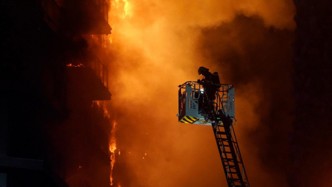 VIDEO: Doi oameni salvați cu succes din blocul cuprins de flăcări în Valencia, soldul tragic al incendiului este de cel puțin 4 morți și 14 răniți