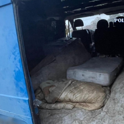 Doi bărbați reținuți la Iași pentru trafic și exploatare în condiții degradante
