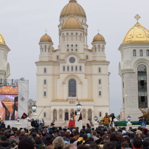 Incidente la Catedrala Mântuirii Neamului din cauza aglomerației și a închiderii temporare