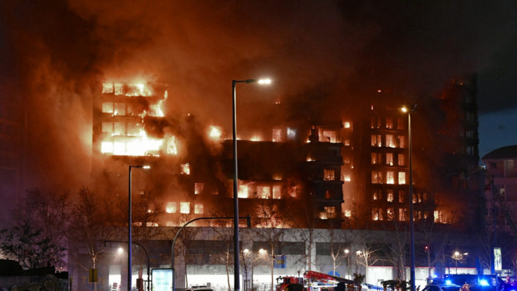 Anchetă: Incendiul din Valencia, care a dus la moartea a 10 oameni și la distrugerea unui bloc de 14 etaje, a fost declanșat de un obiect electrocasnic comun dintr-unul dintre apartamente.