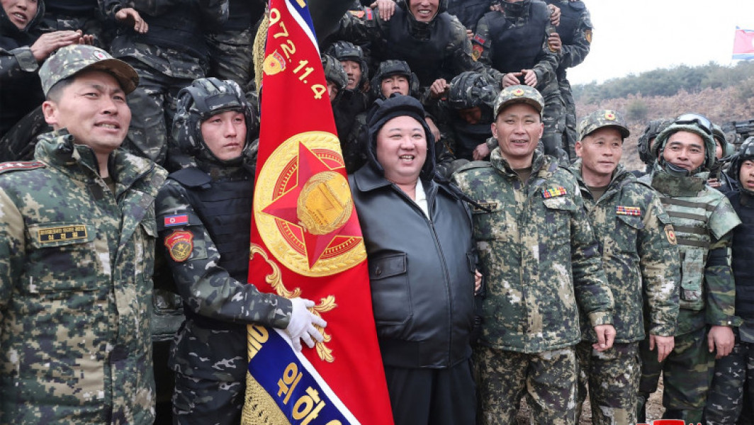 Kim Jong Un conduce un nou tip de tanc de luptă în timpul exercițiilor militare, în fața soldaților nord-coreeni, agenția de presă KCNA informează