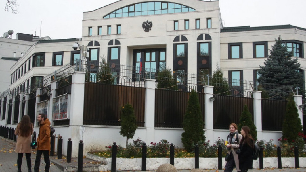 Un suspect arestat după ce a aruncat cocktailuri Molotov în curtea ambasadei ruse în timpul alegerilor prezidențiale din Republica Moldova