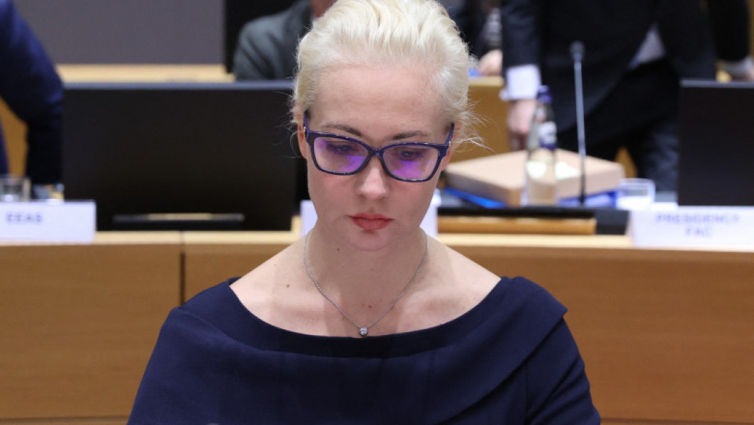 Iulia Navalnaia scrie "Navalnîi" pe buletinul de vot la alegerile prezidențiale din Rusia, refuzând să-i ofere lui Putin o mână liberă